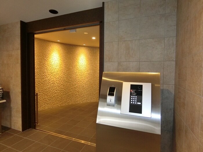 物件外観写真2　(エントランス部分)