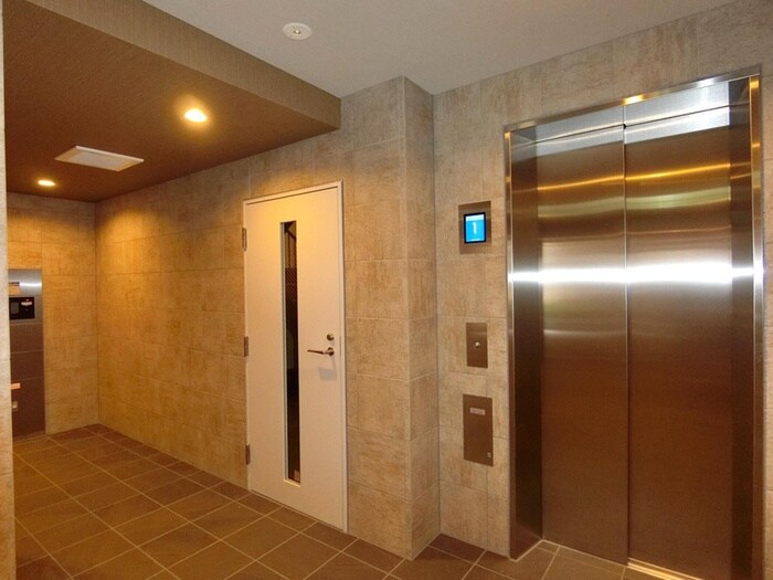 物件外観写真5　(エントランス部分)