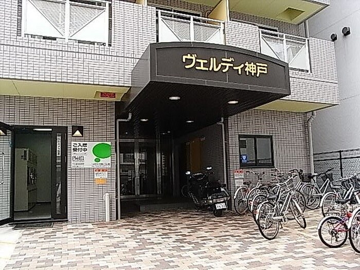 物件外観写真2　(エントランス部分)