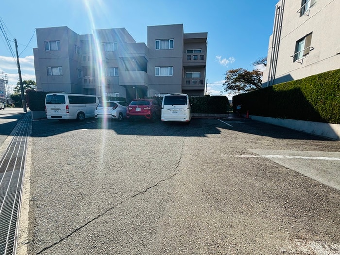 物件外観写真4　(駐車場)