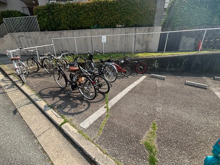 物件外観写真5　(駐輪場)