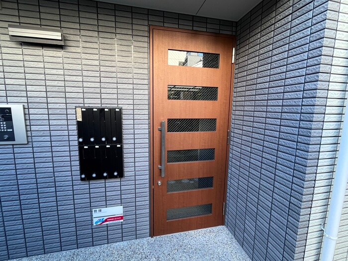 物件外観写真2　(エントランス部分)
