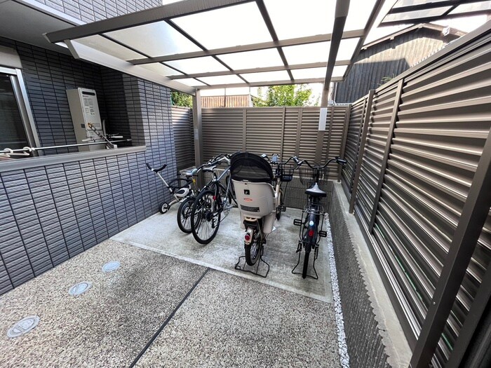 物件外観写真4　(駐輪場)