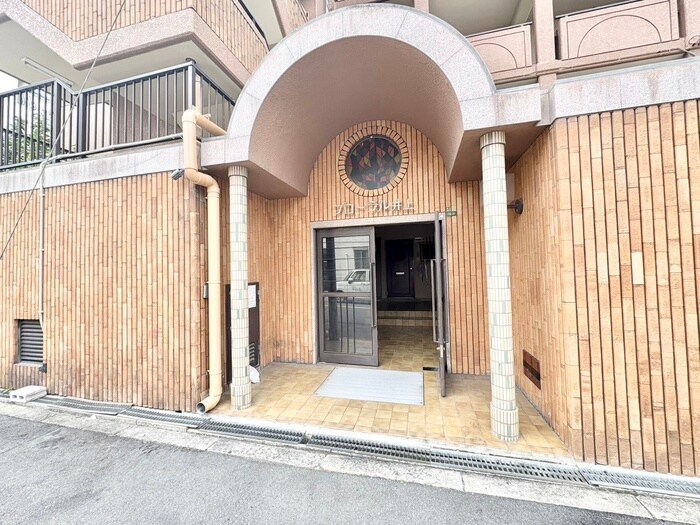 物件外観写真2　(エントランス部分)