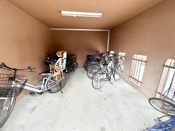物件外観写真3　(駐輪場)