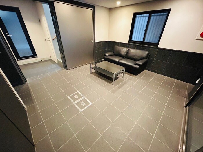 物件外観写真2　(エントランス部分)