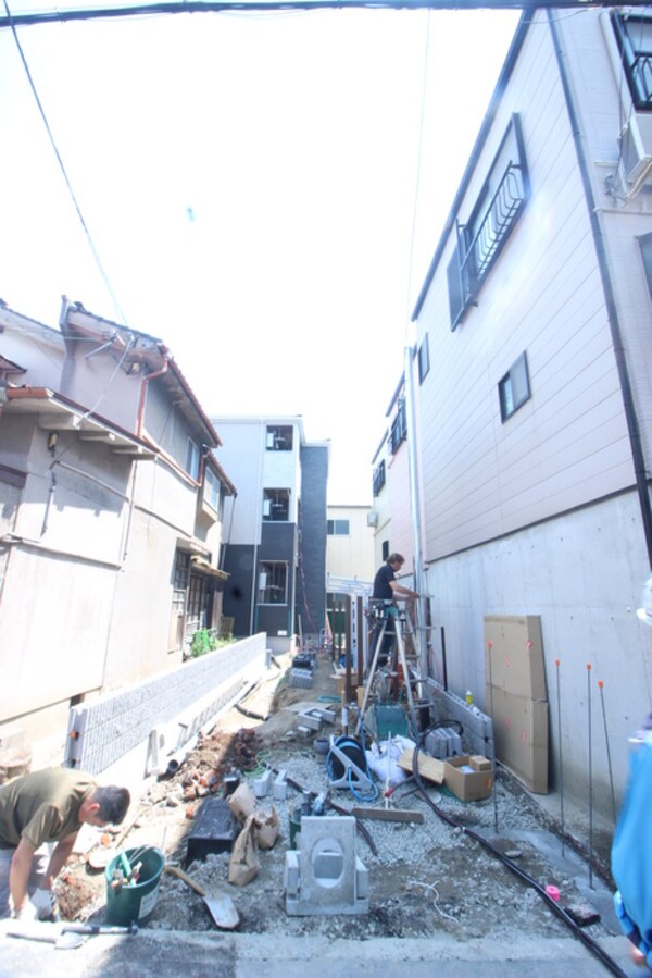 建築中