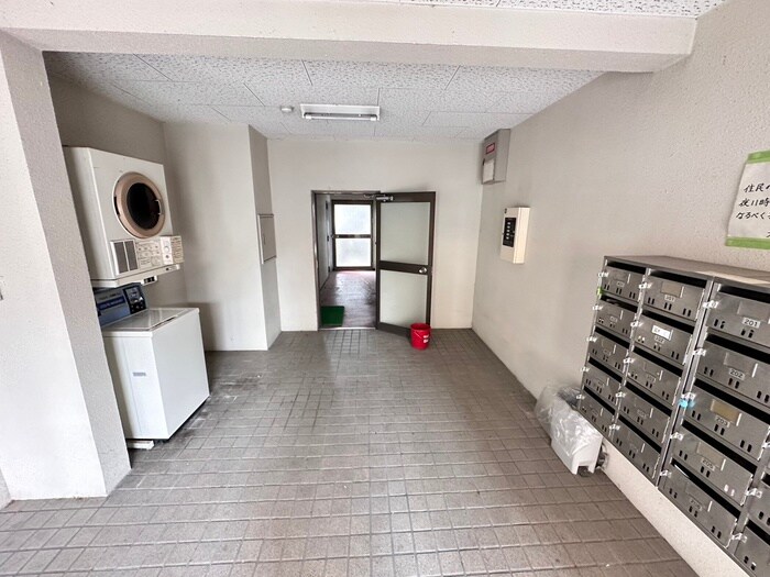 物件外観写真4　(エントランス部分)