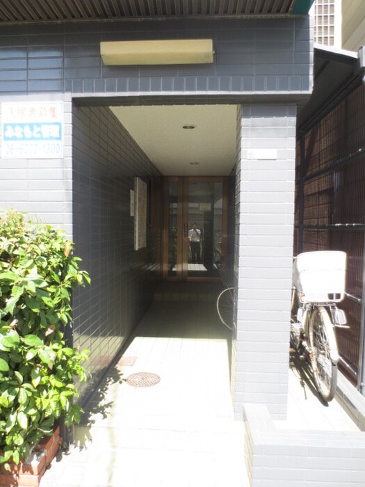 物件外観写真2　(エントランス部分)