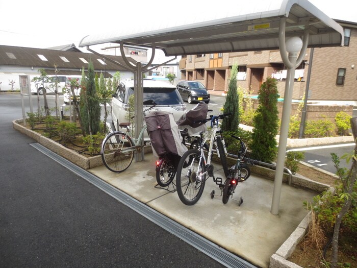 物件外観写真3　(駐輪場)