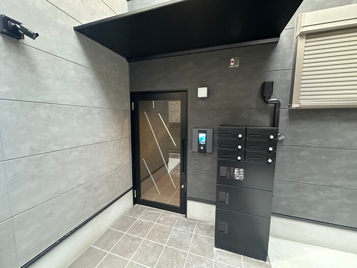 物件外観写真3　(エントランス部分)