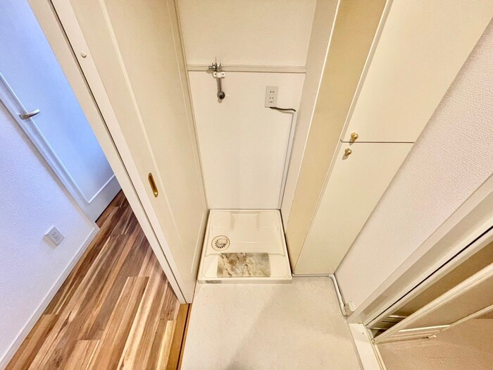 物件内観写真12　(洗濯機置場)