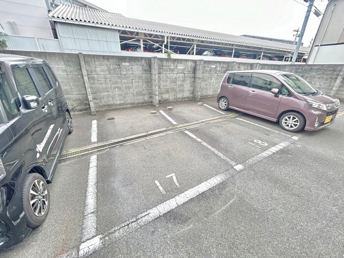 物件外観写真3　(駐車場)