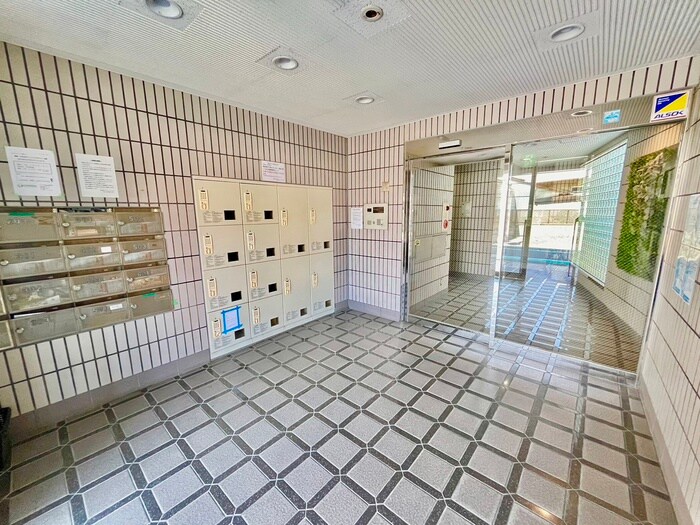 物件外観写真4　(エントランス部分)