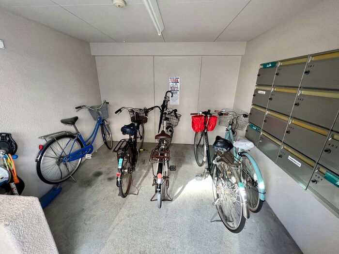 物件外観写真4　(駐輪場)