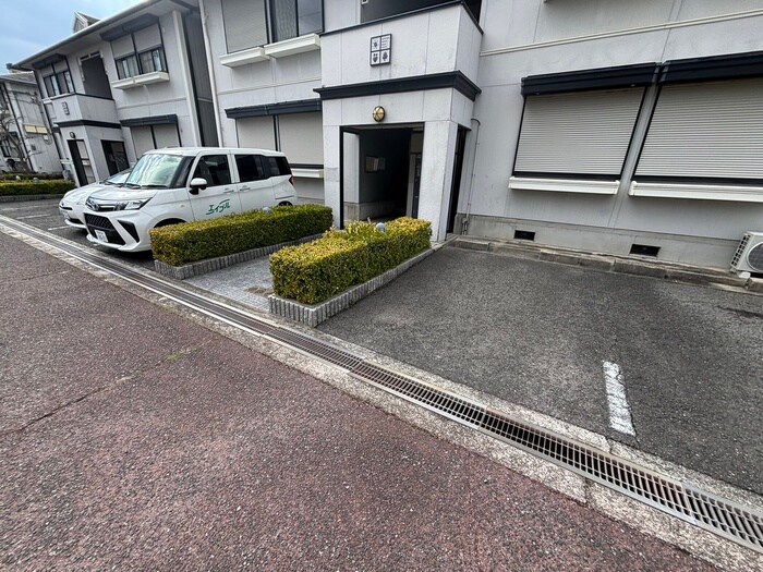 物件外観写真4　(駐車場)