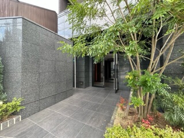 物件外観写真2　(エントランス部分)