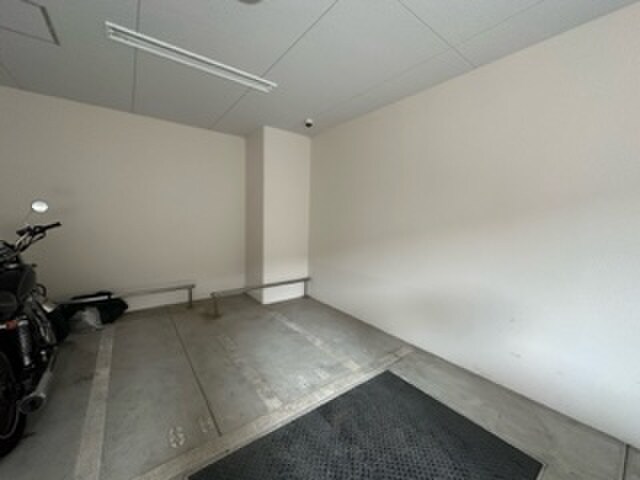 物件外観写真4　(バイク置き場)