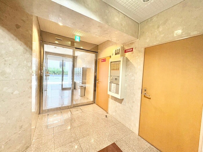 物件外観写真3　(エントランス部分)