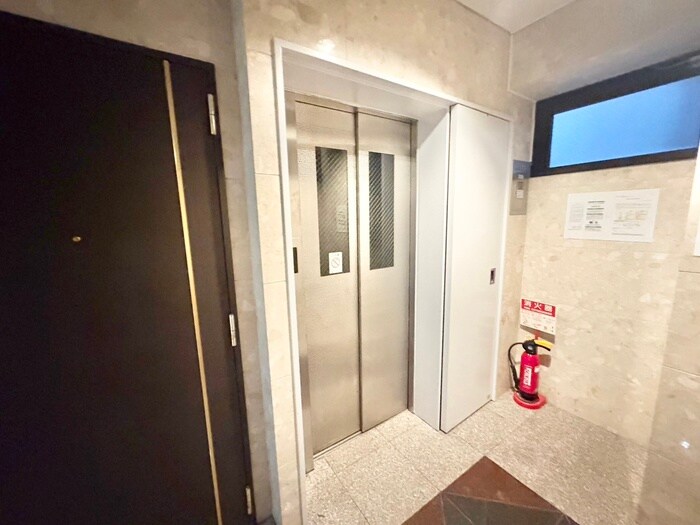 物件外観写真4　(エントランス部分)