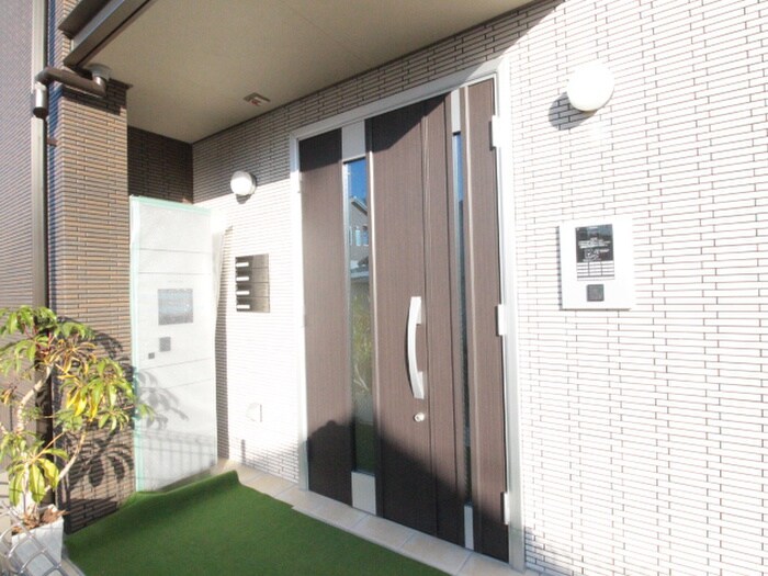 物件外観写真2　(エントランス部分)