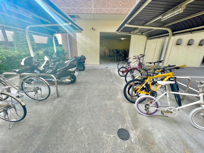 物件外観写真3　(駐輪場)