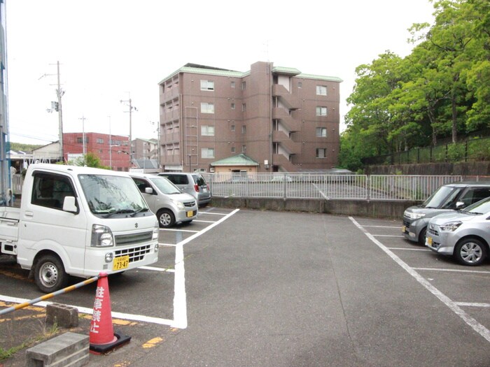 物件外観写真3　(駐車場)