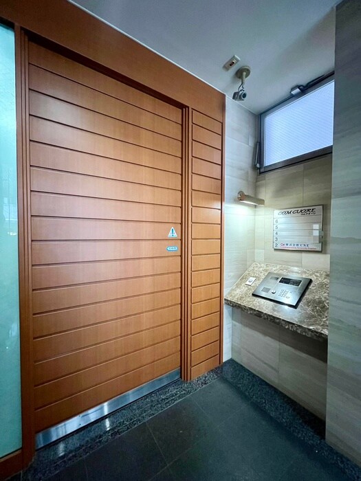 物件外観写真2　(エントランス部分)