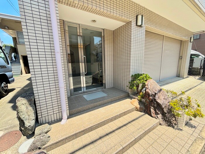 物件外観写真2　(エントランス部分)
