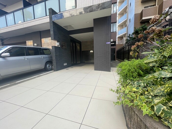 物件外観写真2　(エントランス部分)