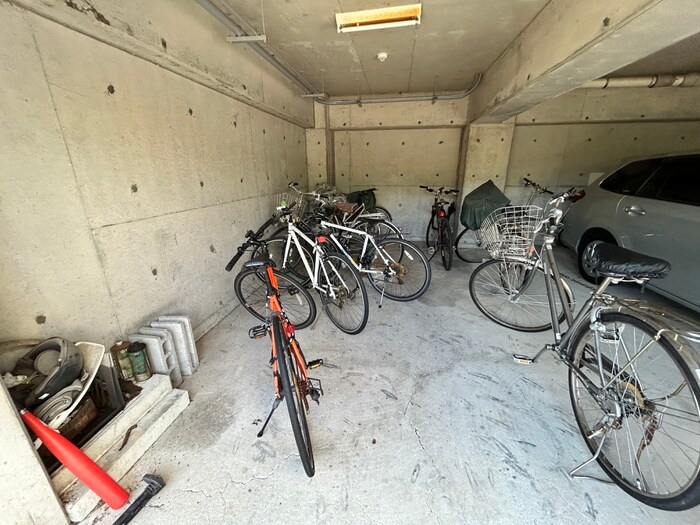 物件外観写真2　(駐輪場)