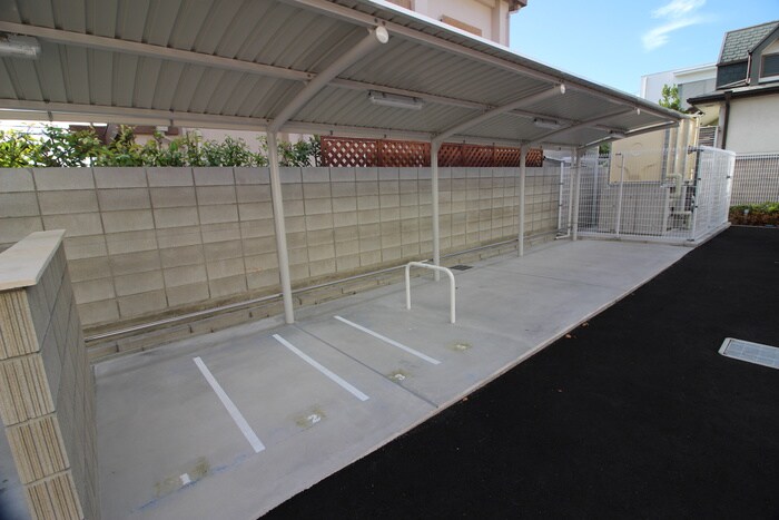 物件外観写真4　(駐輪場)