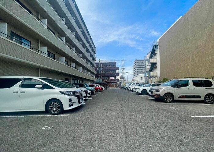 物件外観写真3　(駐車場)