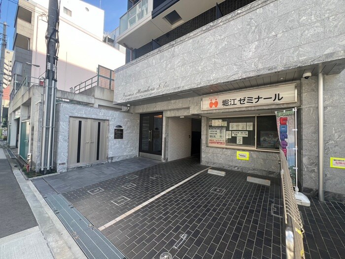 物件外観写真2　(エントランス部分)