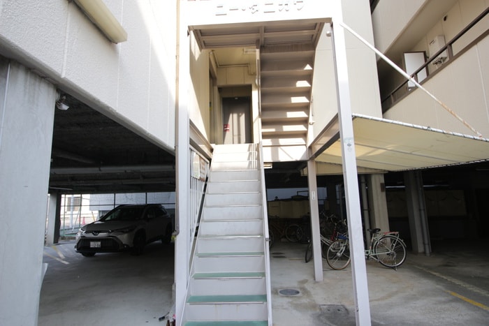 物件外観写真4　(エントランス部分)