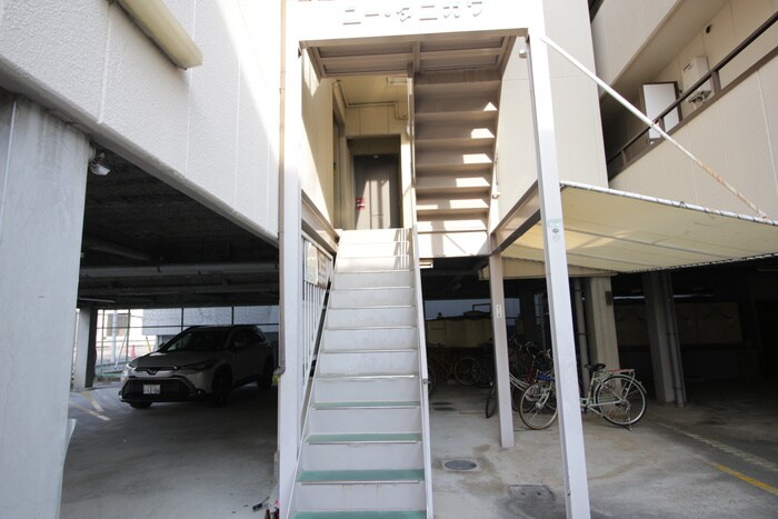 物件外観写真4　(エントランス部分)