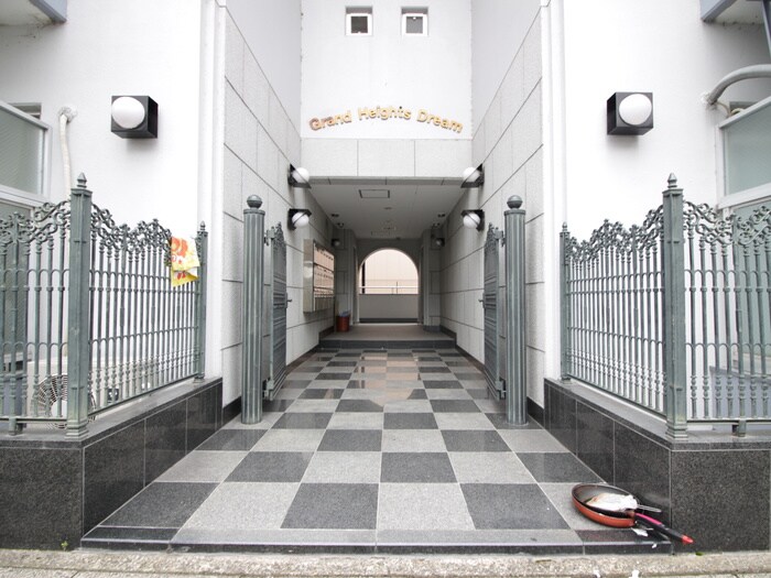 物件外観写真3　(エントランス部分)