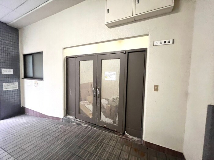 物件外観写真5　(バイク置き場)