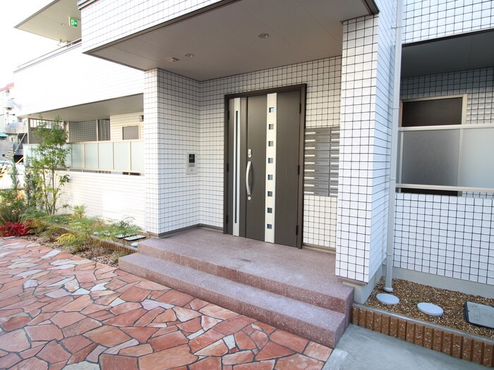 物件外観写真3　(エントランス部分)