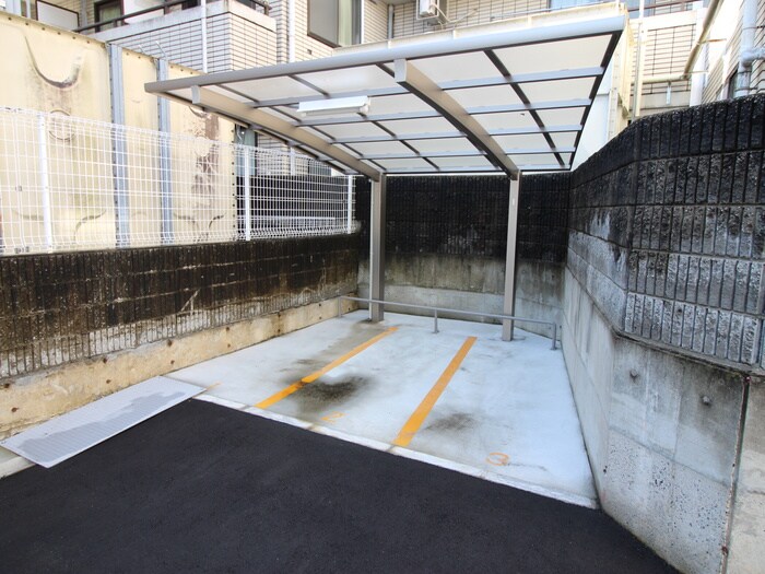 物件外観写真5　(バイク置き場)