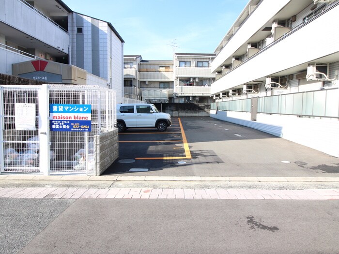 物件外観写真6　(駐車場)