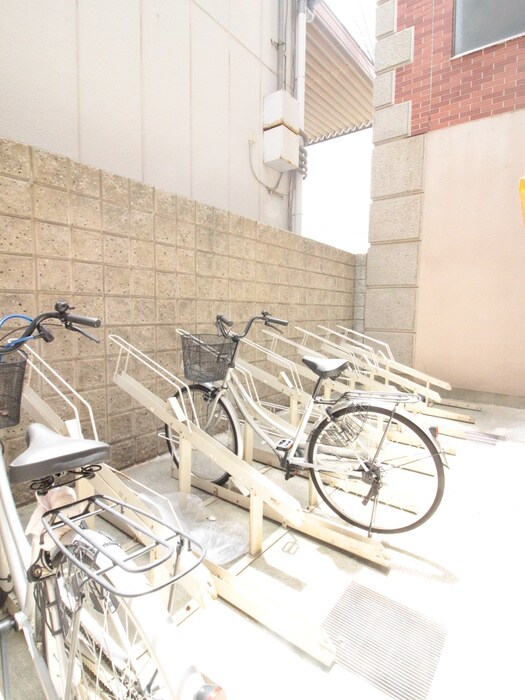 物件外観写真3　(駐輪場)