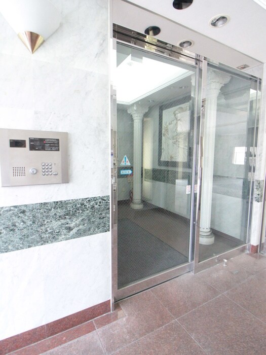 物件外観写真6　(エントランス部分)