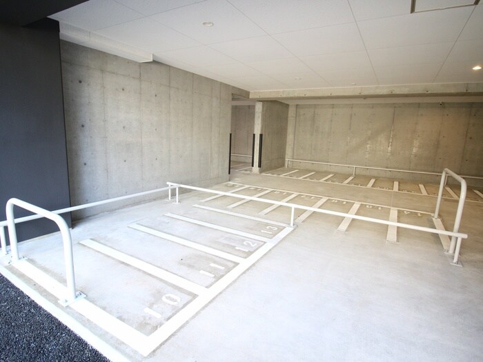 物件外観写真3　(バイク置き場)