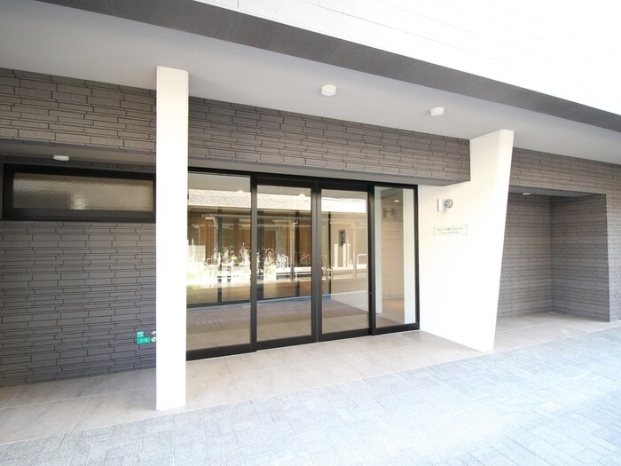 物件外観写真4　(エントランス部分)