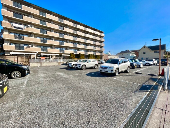 物件外観写真3　(駐車場)