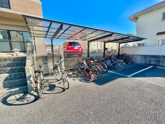 物件外観写真4　(駐輪場)
