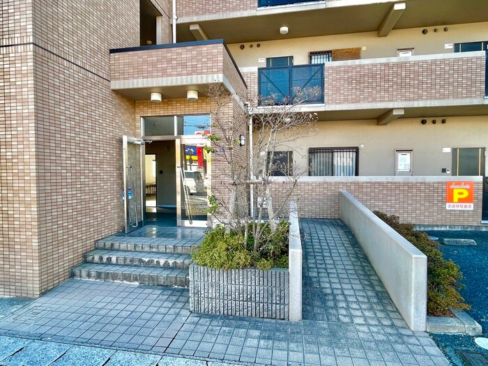 物件外観写真6　(エントランス部分)