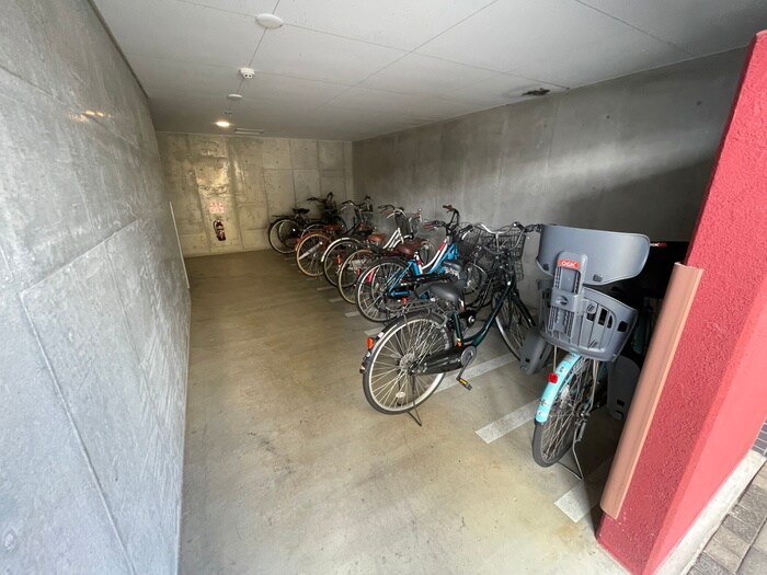 物件外観写真4　(駐輪場)