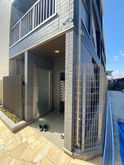 物件外観写真3　(エントランス部分)